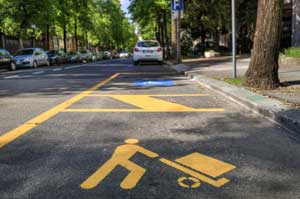 Gelbe Zone Zickzacklinie in Spanien, können Sie parken?