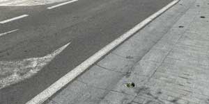Línea blanca continua a lo largo de la calzada en España, ¿se puede aparcar?