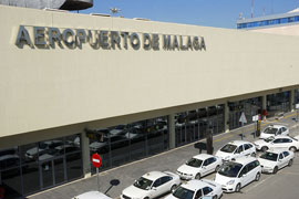 Recibimiento en el Aeropuerto de Málaga al alquilar un coche con Rentaholiday